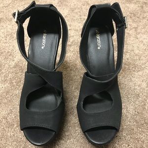 Exhileration black strappy wedge size 7.